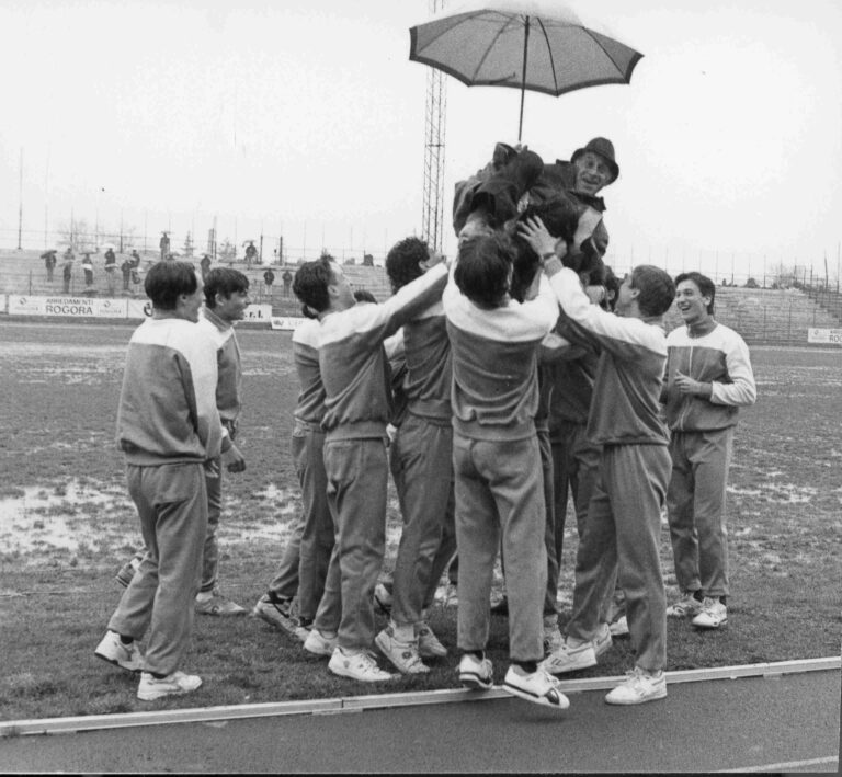 Giovani allievi Pro Patria festeggiano l'allenatore Colombo dopo la vittoria del campionato- Maggio 1992- 001